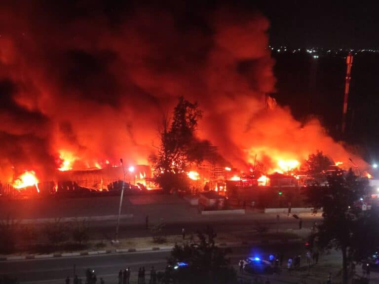 Toshkent viloyatidagi «Uch qahramon» bozorida yong‘in chiqdi — video
