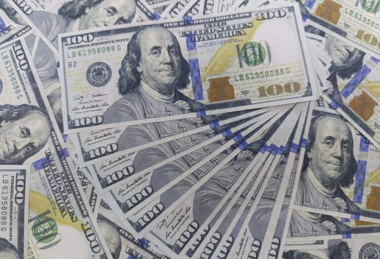 Курс доллара упал ниже 12 500 сумов
