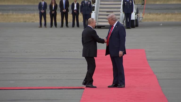Tramp va Putinning Alyaskadagi uchrashuvi boshlandi — video