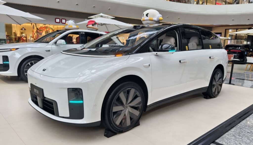 Li Auto i8 avtomobili