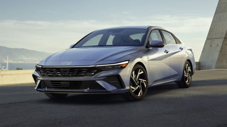Hyundai Elantra Xitoyda 9 ming dollarga sotilmoqda
