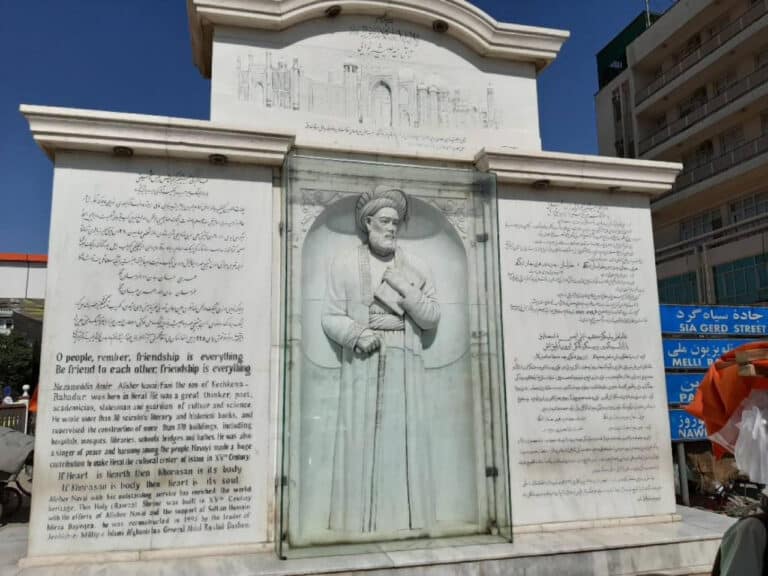Mozori Sharifda Alisher Navoiy haykali buzilishi yuzasidan izoh berildi