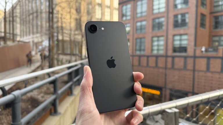 Mutaxassislar iPhone 16e’ni sotib olishni tavsiya qilmoqda