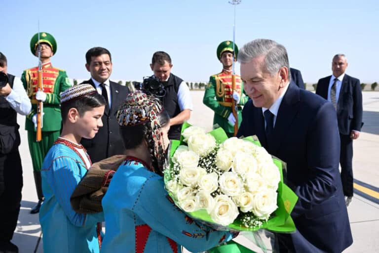 Shavkat Mirziyoyev Turkmanistonda qanday kutib olindi — foto