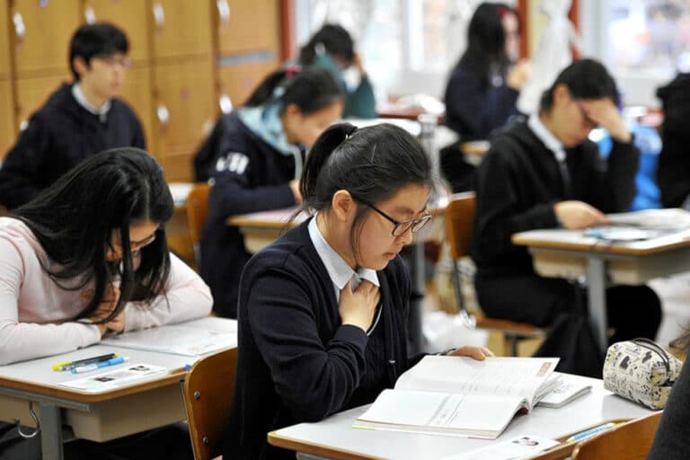 Janubiy Koreya maktab sinfxonalarida telefonlardan foydalanishni taqiqladi