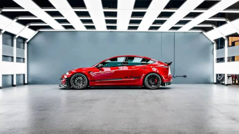 Tesla Red Rocket avtomobili taqdim etildi