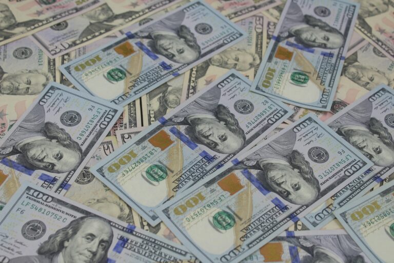 Курс валют: в каких банках дешевле купить доллар и рубль 17 августа