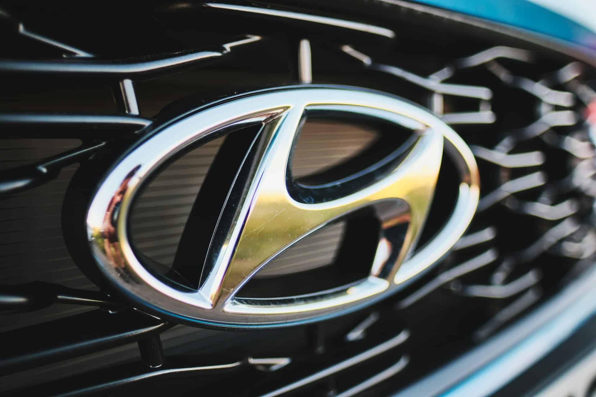 Логотип Hyundai на бампере автомобиля