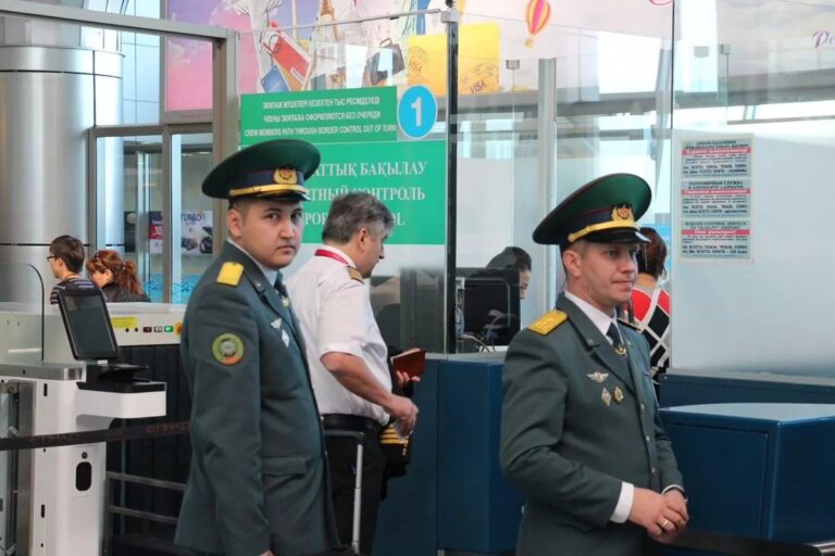 Казахстан конфисковал у узбекистанцев десятки тысяч долларов на границе