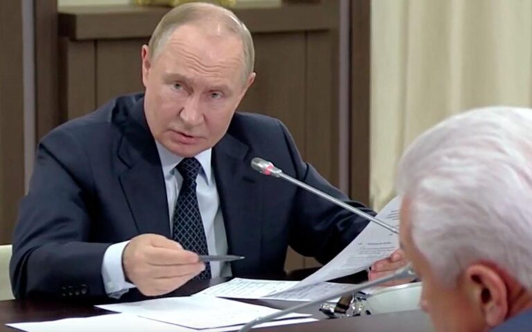 Путин предложил подумать об отмене патентов для мигрантов
