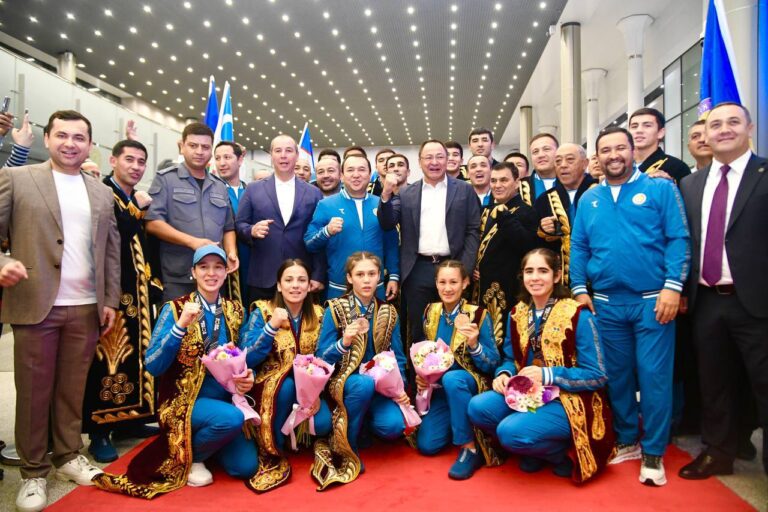 Boks. O‘zbekiston terma jamoasi Toshkentda tantanali kutib olindi — foto