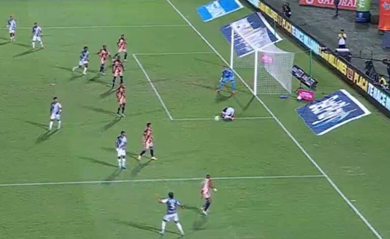 Independiente Medellín vs Junior Match Sees Viral ‘Bum Goal’ by Guillermo Paiva
