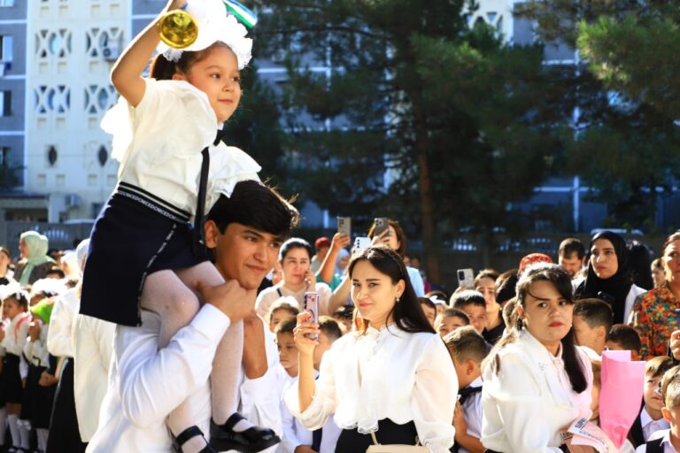 Shavkat Mirziyoyev o‘qituvchi va o‘quvchilarni bilimlar kuni bilan tabrikladi