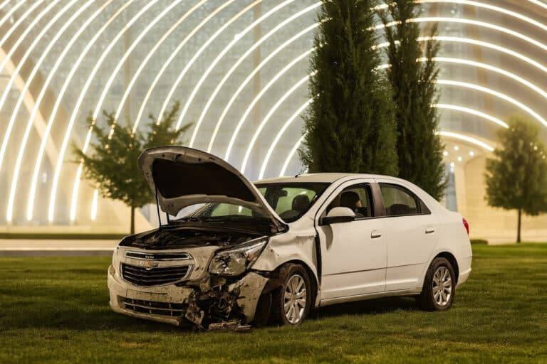 Samarqandda Chevrolet Cobalt skuter va avtomatik to‘siqqa borib urildi — video