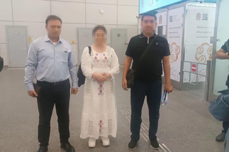 Разыскиваемых Интерполом узбекистанцев вернули на родину
