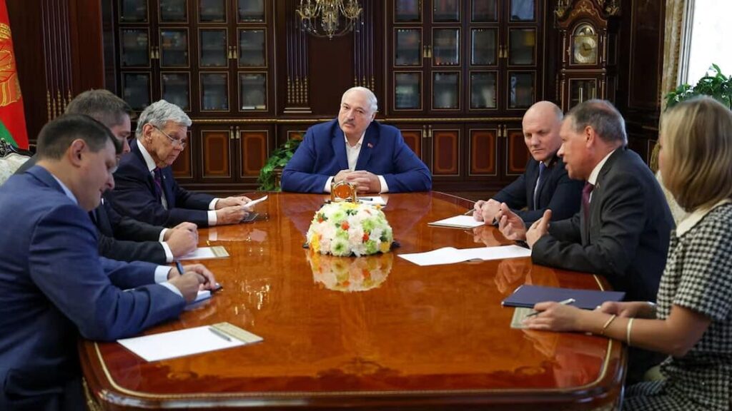 Lukashenko Tramp talabi bilan 52 mahbusni ozod qildi