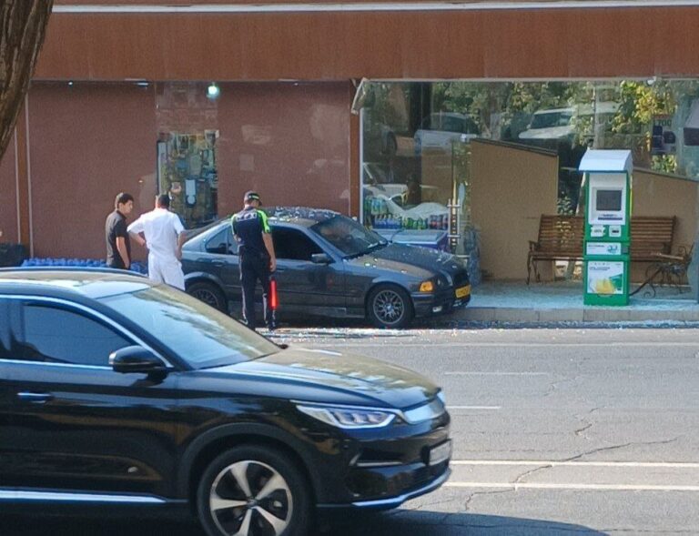 ДТП в центре Ташкента: водитель BMW врезался в остановку