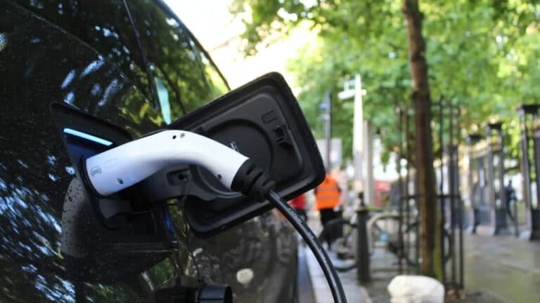 Shell elektromobillarni besh baravar tezroq zaryadlashga yordam beradigan texnologiya ishlab chiqdi