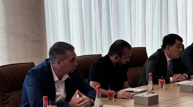 ОАЭ планируют проект по внедрению ИИ в госуправление Узбекистана