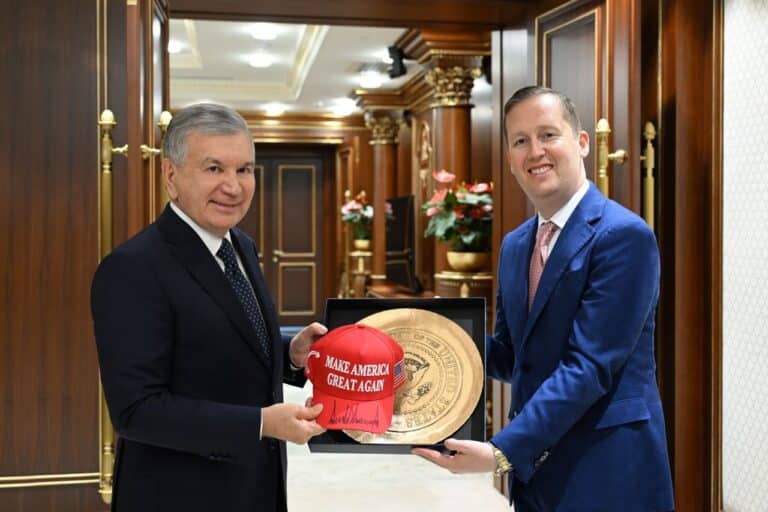 Президент Узбекистана встретился со спецпосланником Трампа