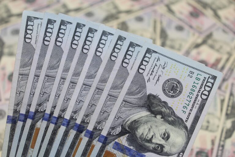 Курс валют от ЦБ на 14 октября: доллар вырос до 12 149 сумов
