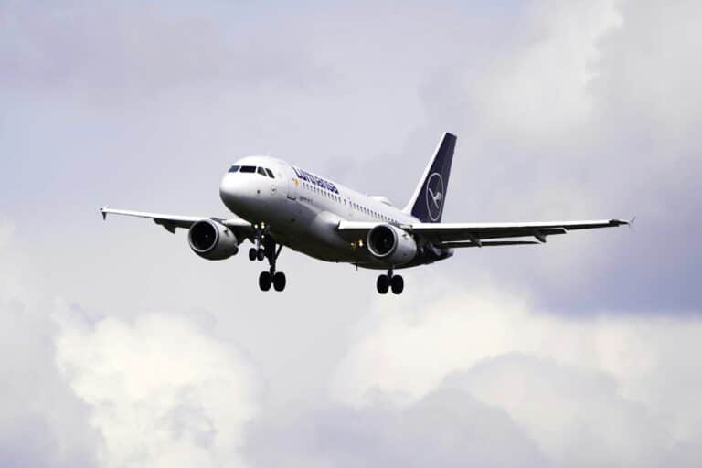 Airbus A320 Overtakes Boeing 737 to Become Most-Delivered Aircraft Ever