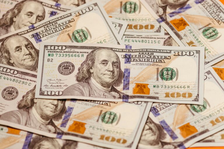 Курс Центробанка на 29 октября: доллар вернулся к уровню 12 000 сумов