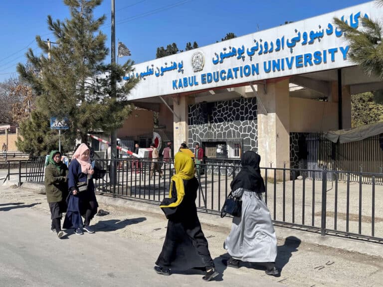 Tolibon universitet o‘qituvchilariga smartfondan foydalanishni taqiqladi