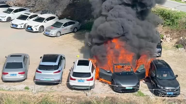 Xitoyda taqdim qilinganiga ko‘p bo‘lmagan Avatr 06 elektromobili yonib ketdi