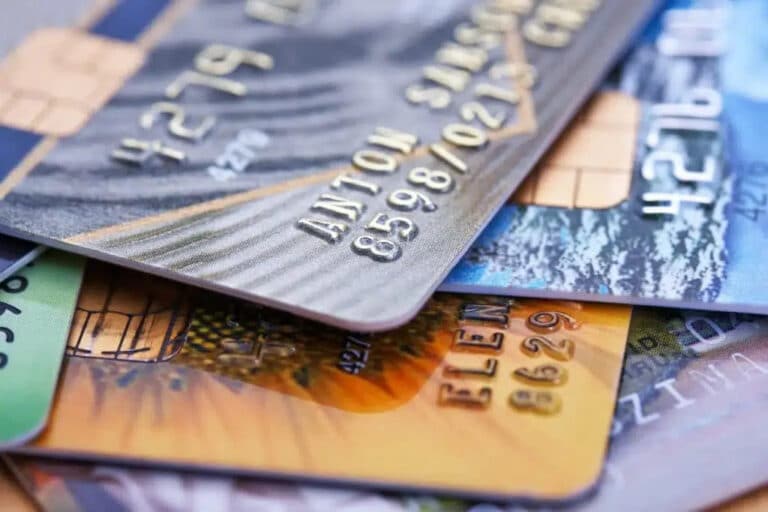 Kredit kartalardan assosiz undirilgan foiz va komissiyalar bo‘yicha Markaziy bankka so‘rov yuborildi