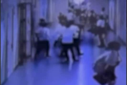 Toshkentdagi maktabda qizni kaltaklagan o‘quvchilarning ota-onasi va maktab rahbariyati jazolandi