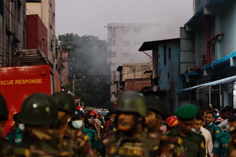 Bangladeshda kiyim-kechak fabrikasida chiqqan yong‘in 16 kishining umriga zomin bo‘ldi