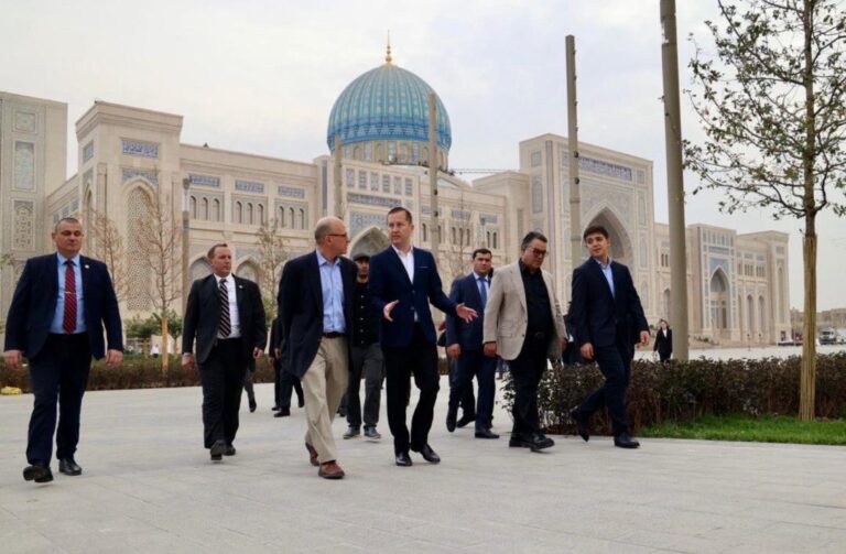 AQSHning maxsus vakili Serjio Gor hamda Davlat kotibi o‘rinbosari Kristofer Landau Toshkentga yetib keldi