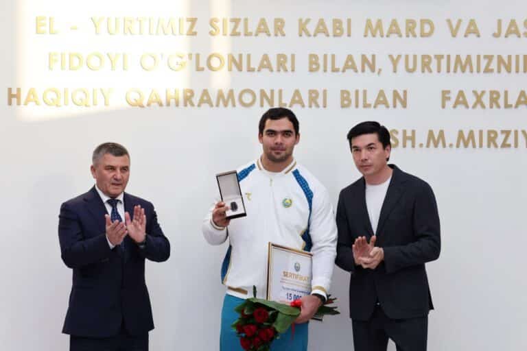 Тяжелоатлет Акбар Жураев получил от президента автомобиль