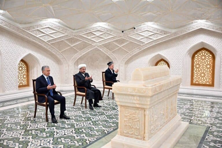 Shavkat Mirziyoyev Samarqandda Imom Buxoriy va Islom Karimov maqbaralarini ziyorat qildi