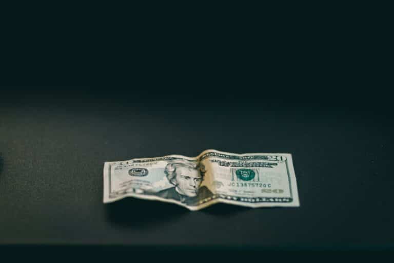 Какие банки предлагают лучший курс купли-продажи доллара в пятницу