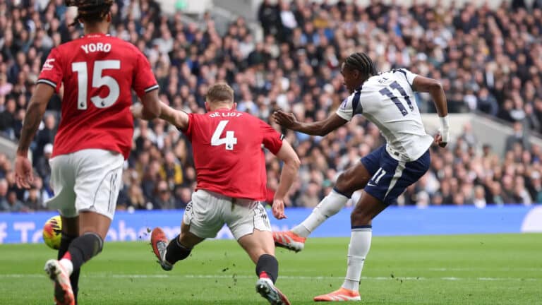 Поздний удар Де Лигта принес Манчестер Юнайтед ничью с Тоттенхэмом