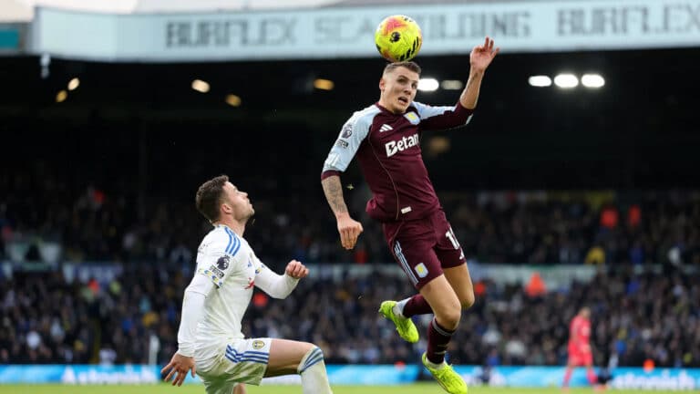 Лидс упустил преимущество и уступил Астон Вилле в матче АПЛ