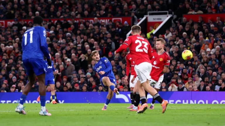 Манчестер Юнайтед в большинстве уступил Эвертону на Олд Траффорд