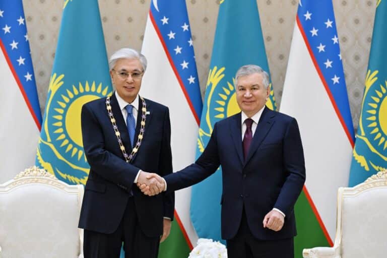 Мирзиёев вручил Токаеву высшую государственную награду Узбекистана