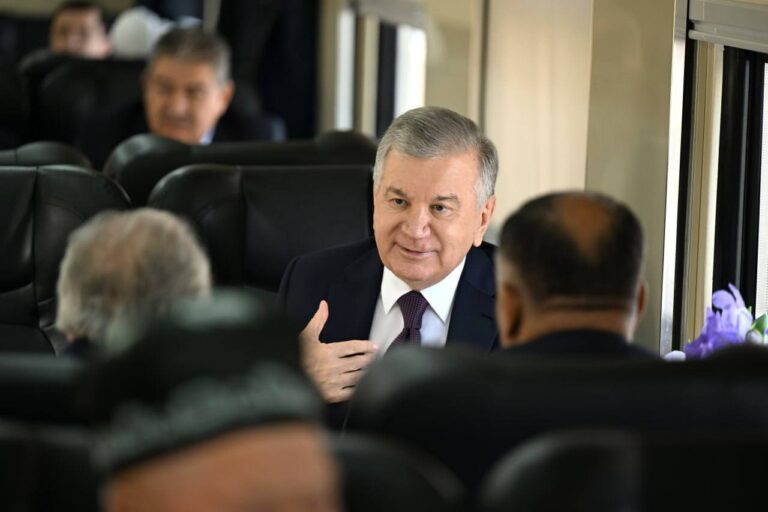 Мирзиёев проверил строительство ж/д  Самарканд – Ургут