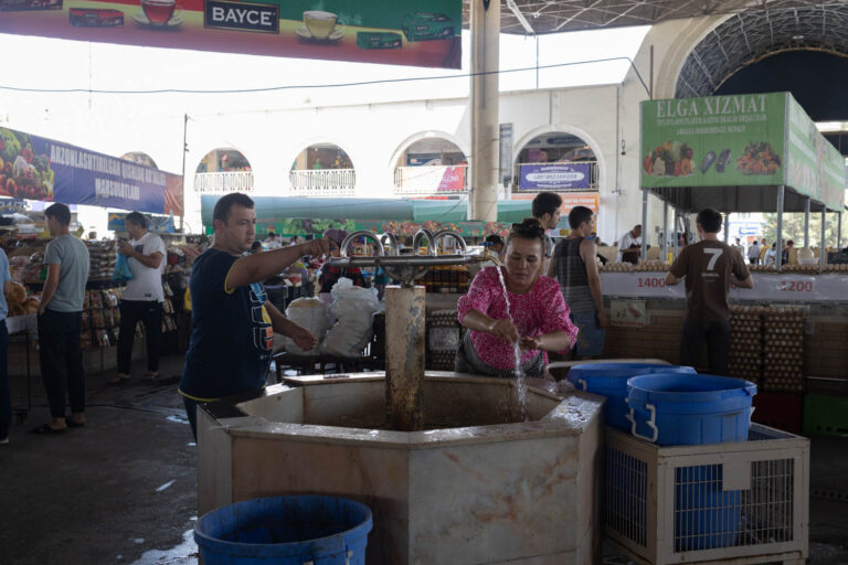 Ташкенте ввели плату за съемку на базарах и обновили тарифы парковок