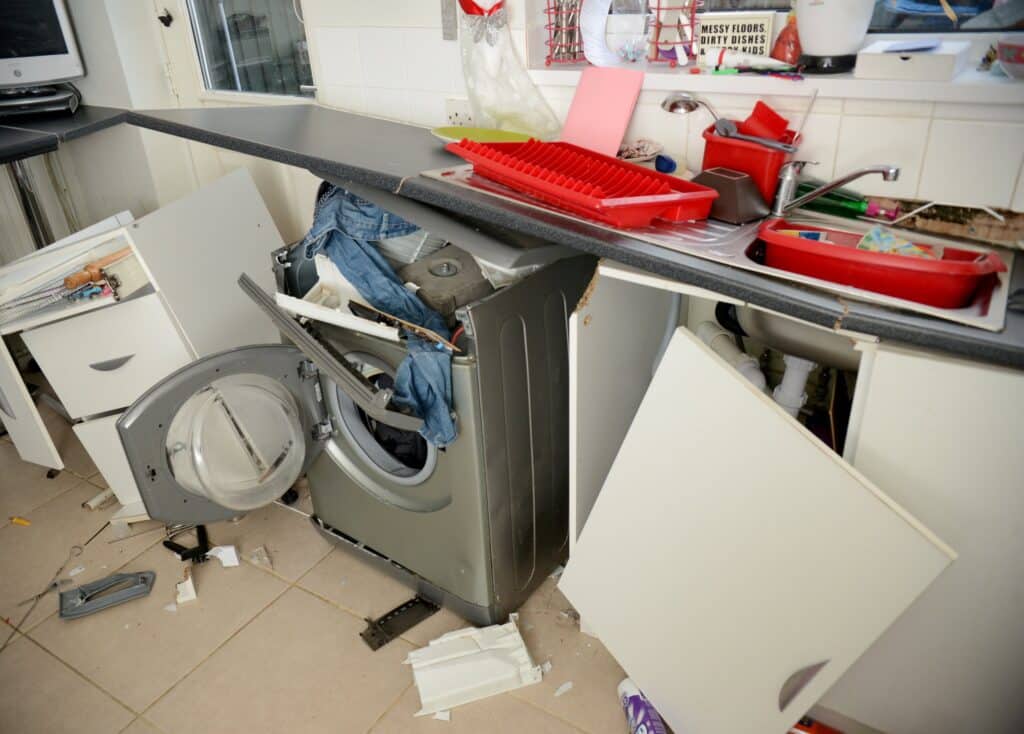 Сломанная стиральная машина