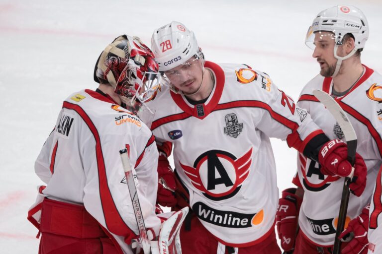 Автомобилист –  Нефтехимик: хозяева громят «волков» — 6:3 в Екатеринбурге