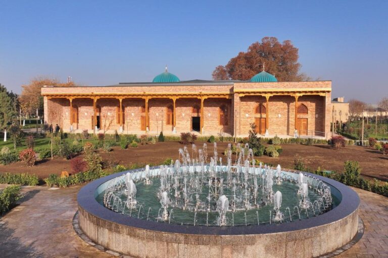 Мирзиёев ознакомился с реконструкцией комплекса Махдума Азама