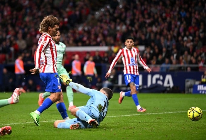 Атлетико побеждает Леванте: дубль Гризманна и отмененный гол гостей