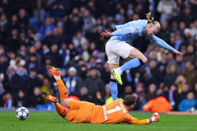 Хусанов начал, но был заменен: Манчестер Сити уступил Байеру дома