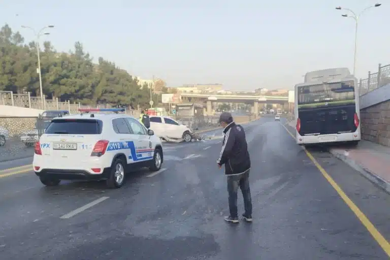 Samarqandda Cobalt haydovchisi uxlab qolib, avtobus bilan to‘qnashdi