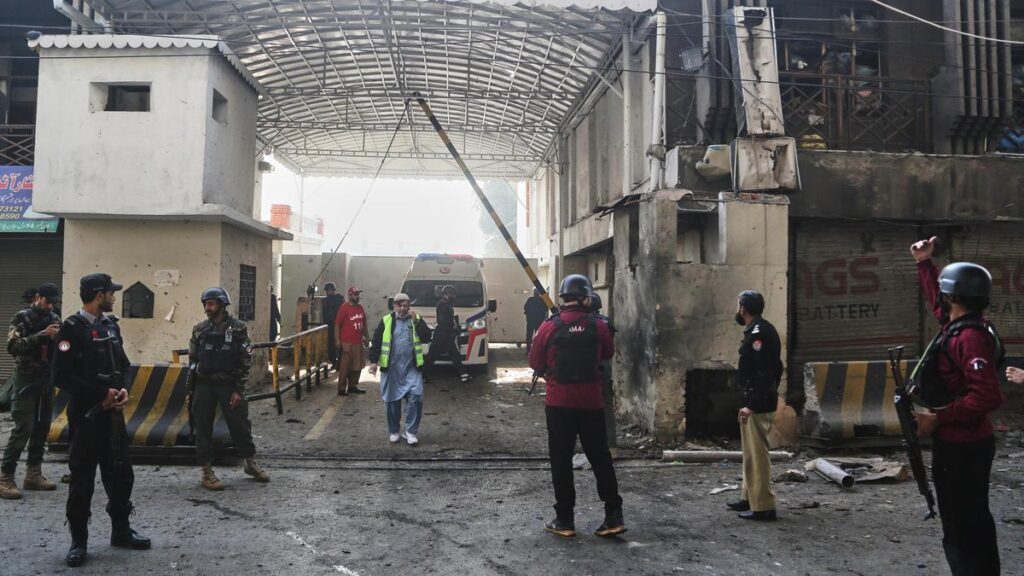 Three Suicide Bombers Attack Paramilitary HQ in Pakistan, Kill Three