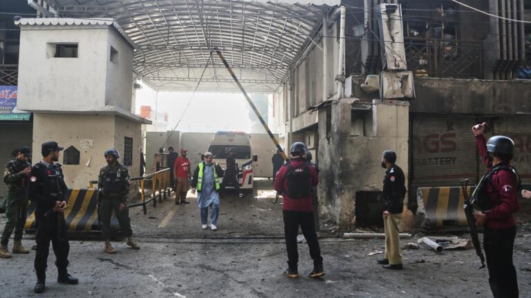Three Suicide Bombers Attack Paramilitary HQ in Pakistan, Kill Three